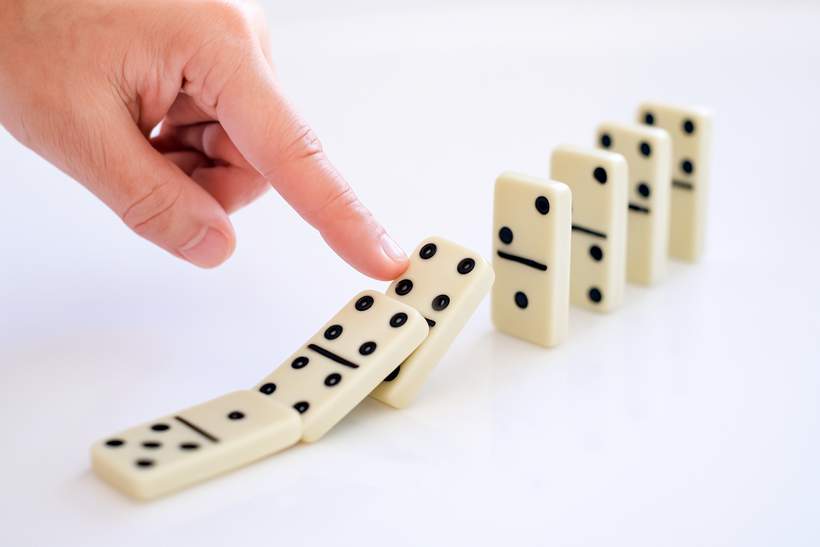 Domino-Effect Sell-Off: Analysts Reveal The Spark Behind Bitcoin’s Flash Crash