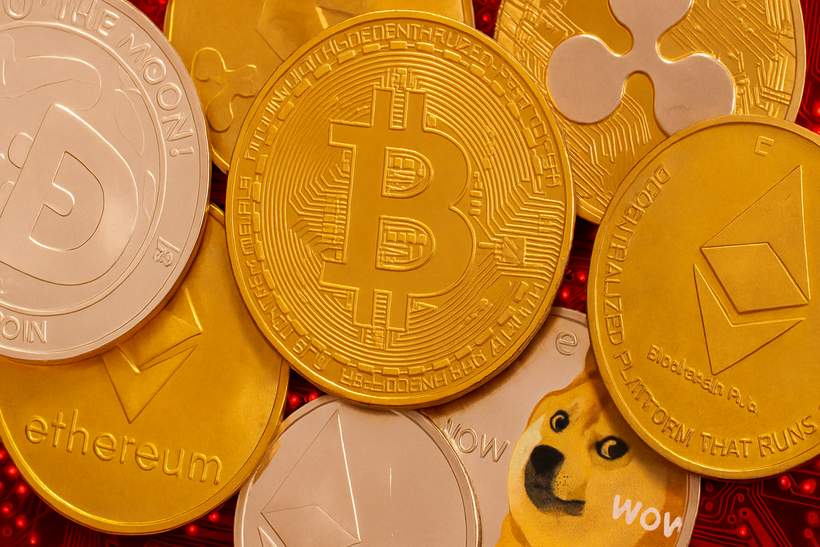 Bitcoin Price Rollercoaster: Fed's Rate Hike and ETF Drama