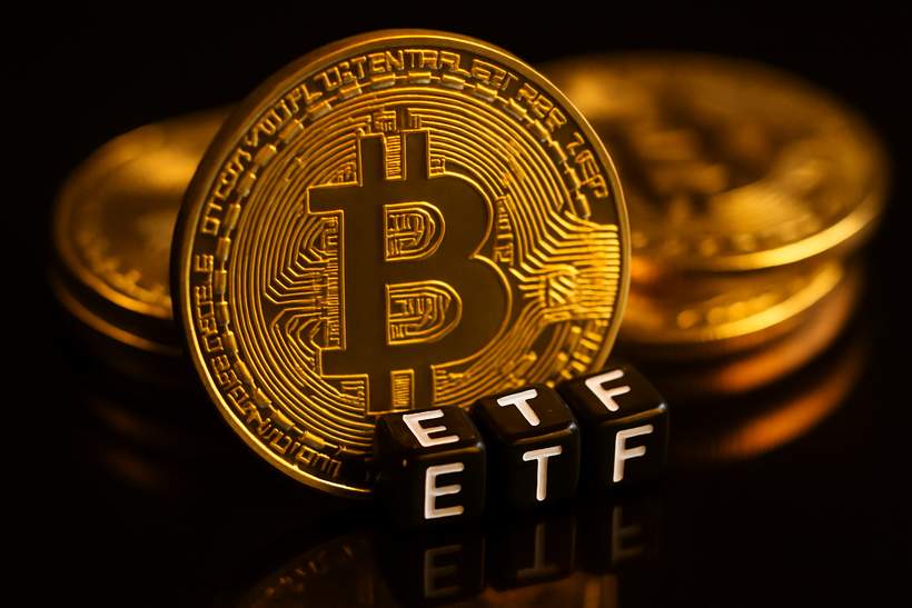 US Bitcoin ETFs Attract Nearly $1B in Fresh Capital: What’s Happening?